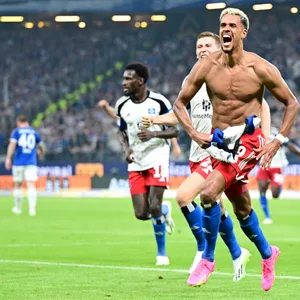 Robert Glatzel bejubelt sein 4:3 gegen Schalke