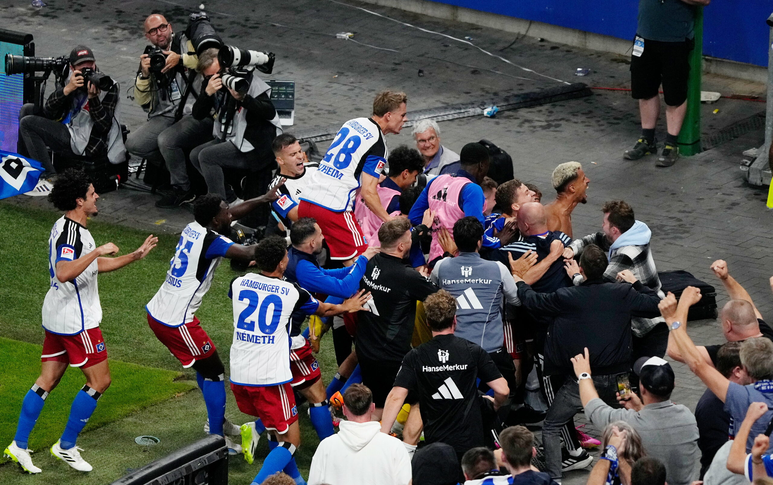 Die Jubeltraube nach dem 4:3-Treffer des HSV gegen Schalke 04