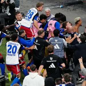 Die Jubeltraube nach dem 4:3-Treffer des HSV gegen Schalke 04