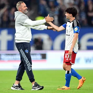 Nicolas Oliveira wird von HSV-Coach Tim Walter abgeklatscht