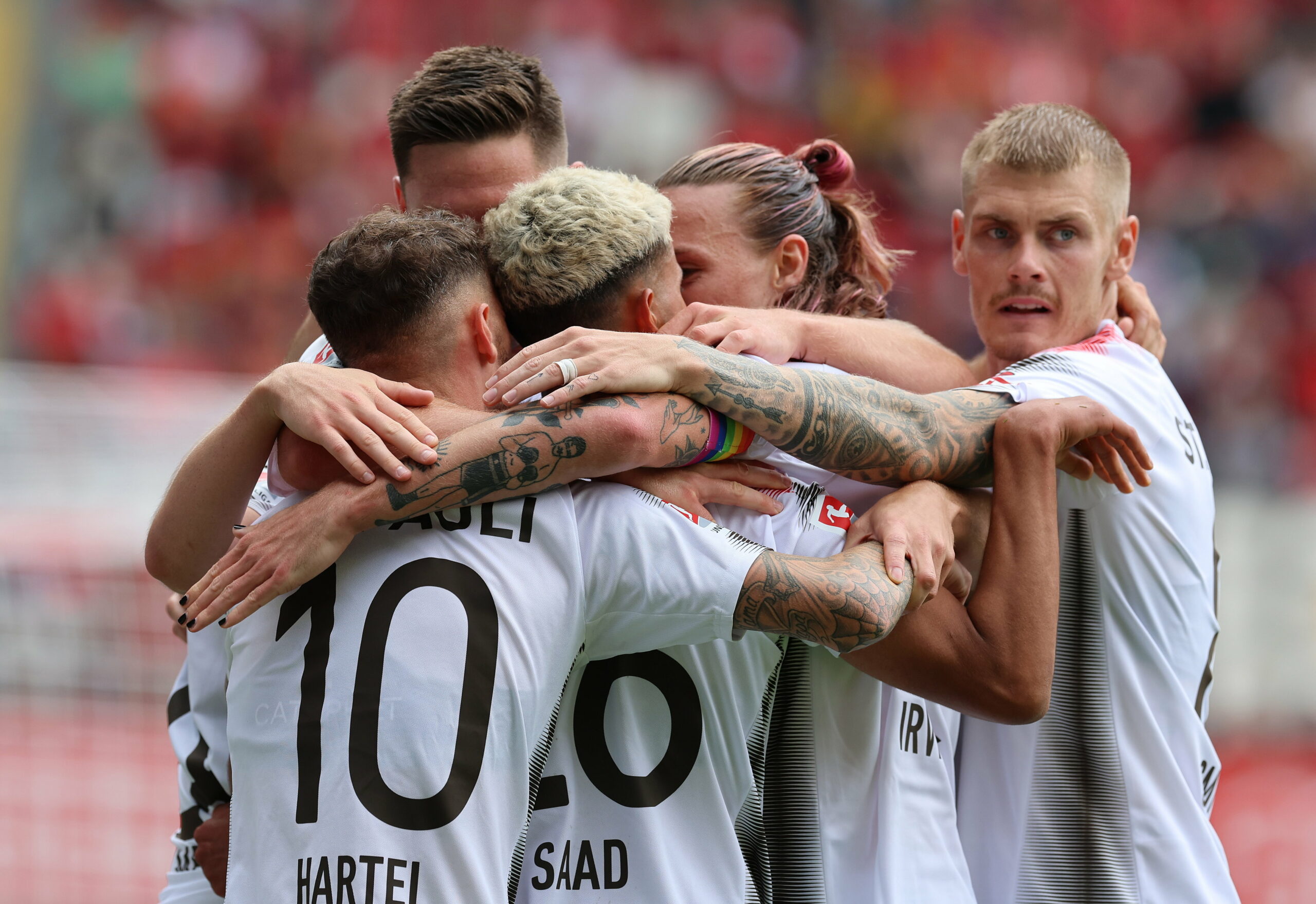 Die Profis des FC St. Pauli bejubeln die ersten Punkte.