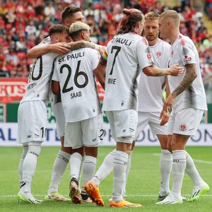 St. Pauli-Profis bejubeln Tor von Saad in Kaiserslautern