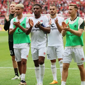 St. Pauli-Profis applaudieren