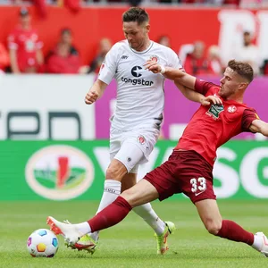 Andreas Albers im Zweikampf mit Jan Elvedi