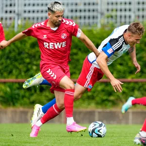 Luis Seifert fällt im Zweikampf mit Ersin Zehir auf den Boden.