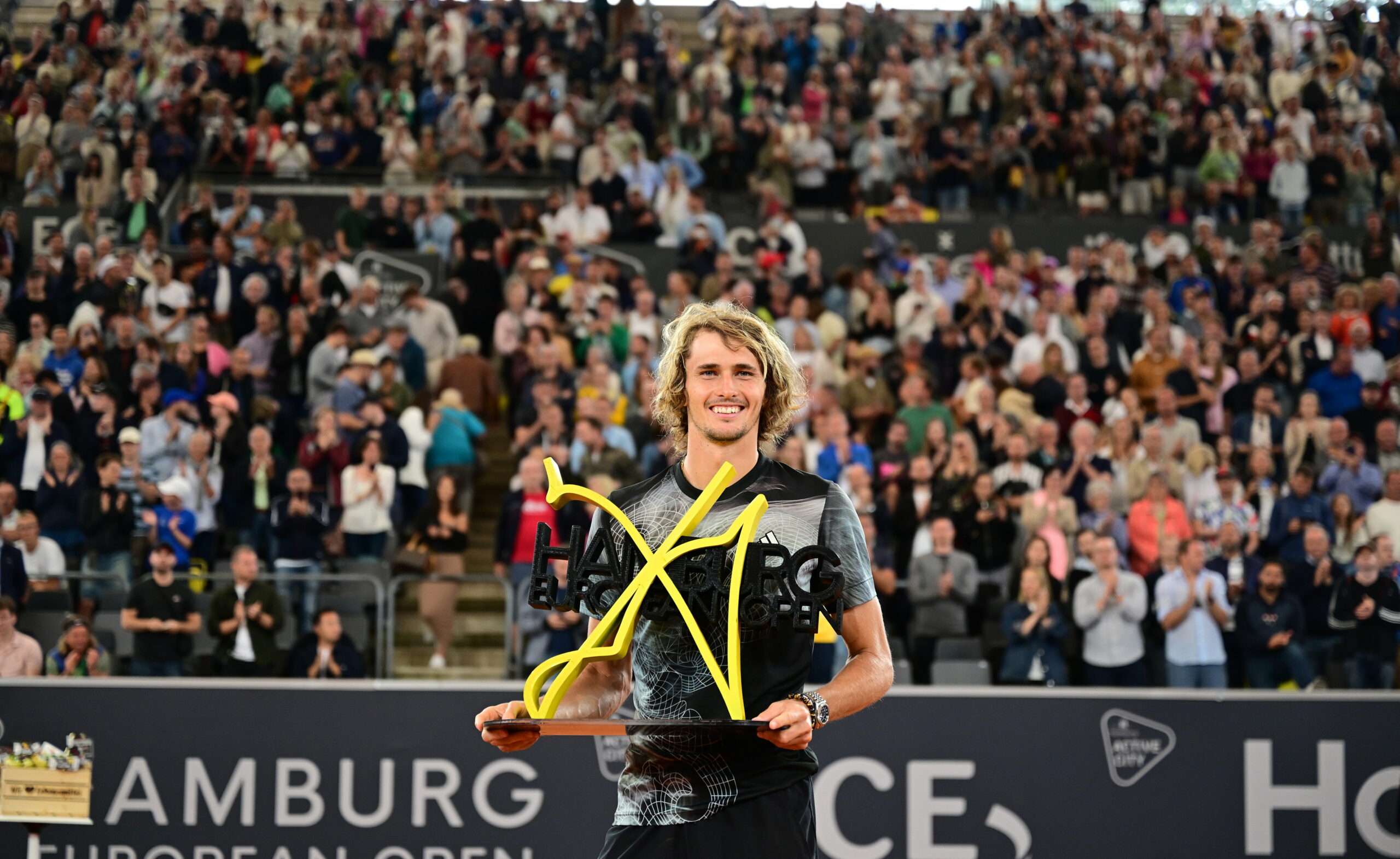 Tennis-Spieler Zverev posiert vor dem Hamburger Publikum mit seiner Trophäe