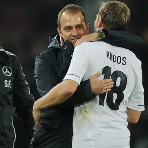 Flick umarmt Kroos