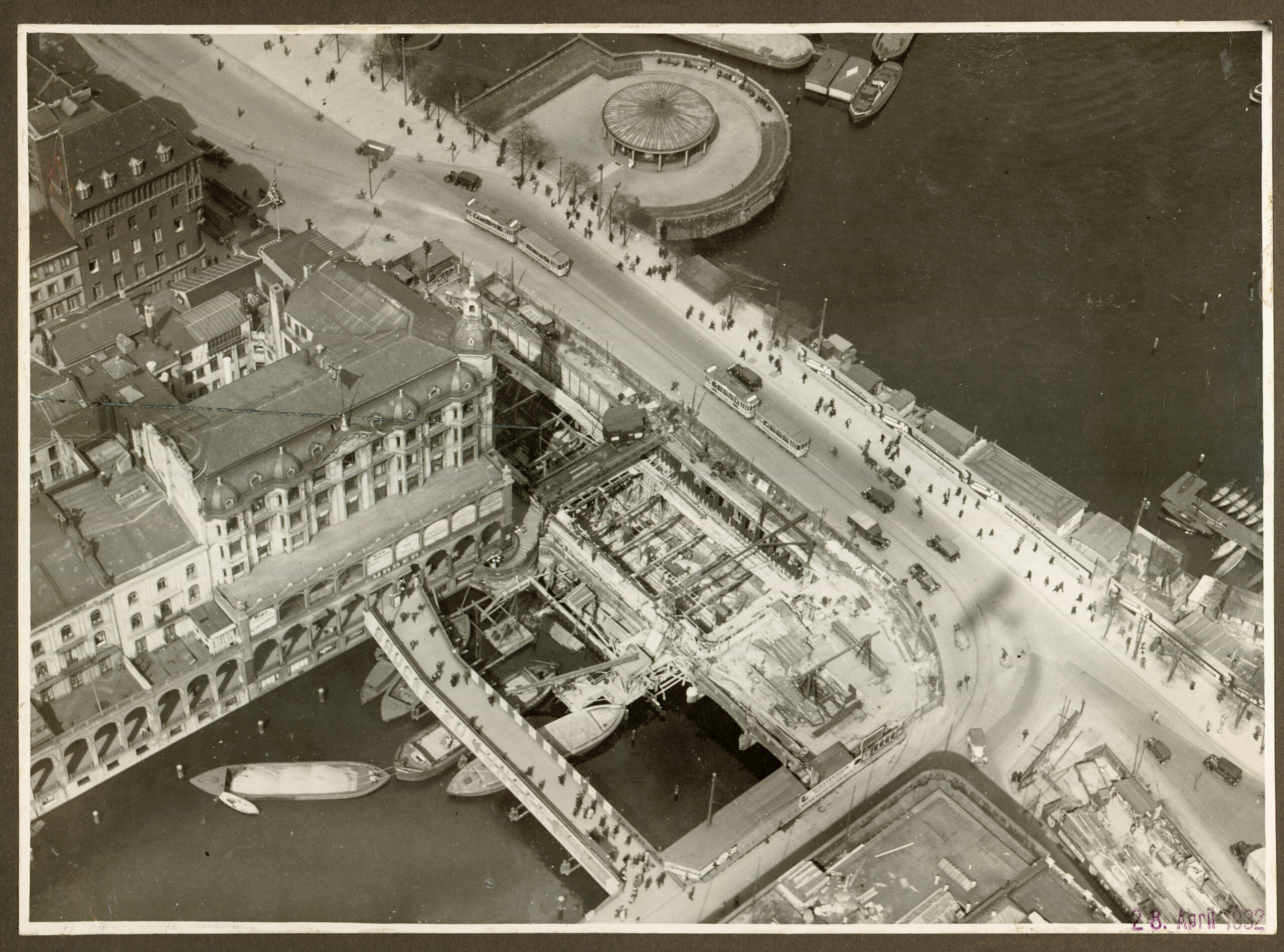 So sah die Baustelle für die Haltestelle Jungfernstieg an der Reesendammbrücke im April 1932 aus.