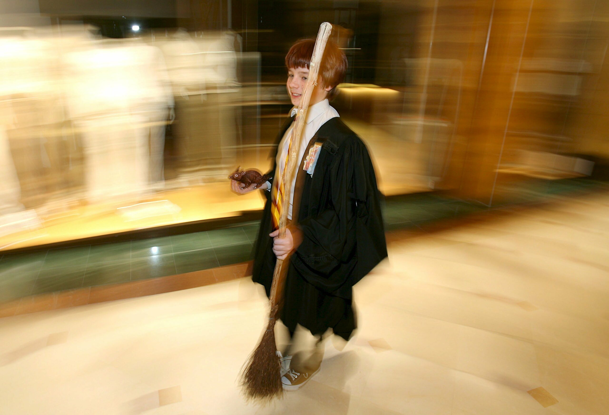 Ein Junge in einem Harry-Potter-Kostüm. In Hamburg sollen sich für einen neuen Weltrekord mindestens 998 Menschen als der berühmte Zauberschüler verkleiden.