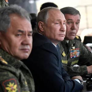 Der russische Präsident Wladimir Putin mit Verteidigungsminister Sergej Schoigu (l.) und Generalstabschef Waleri Gerassimow (Archivild).