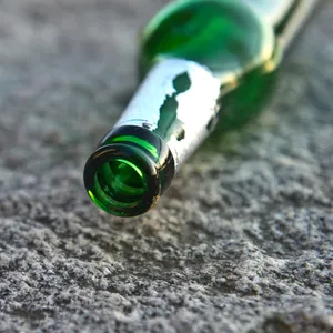Eine leere Bierflasche liegt auf der Straße, (Symbolbild)