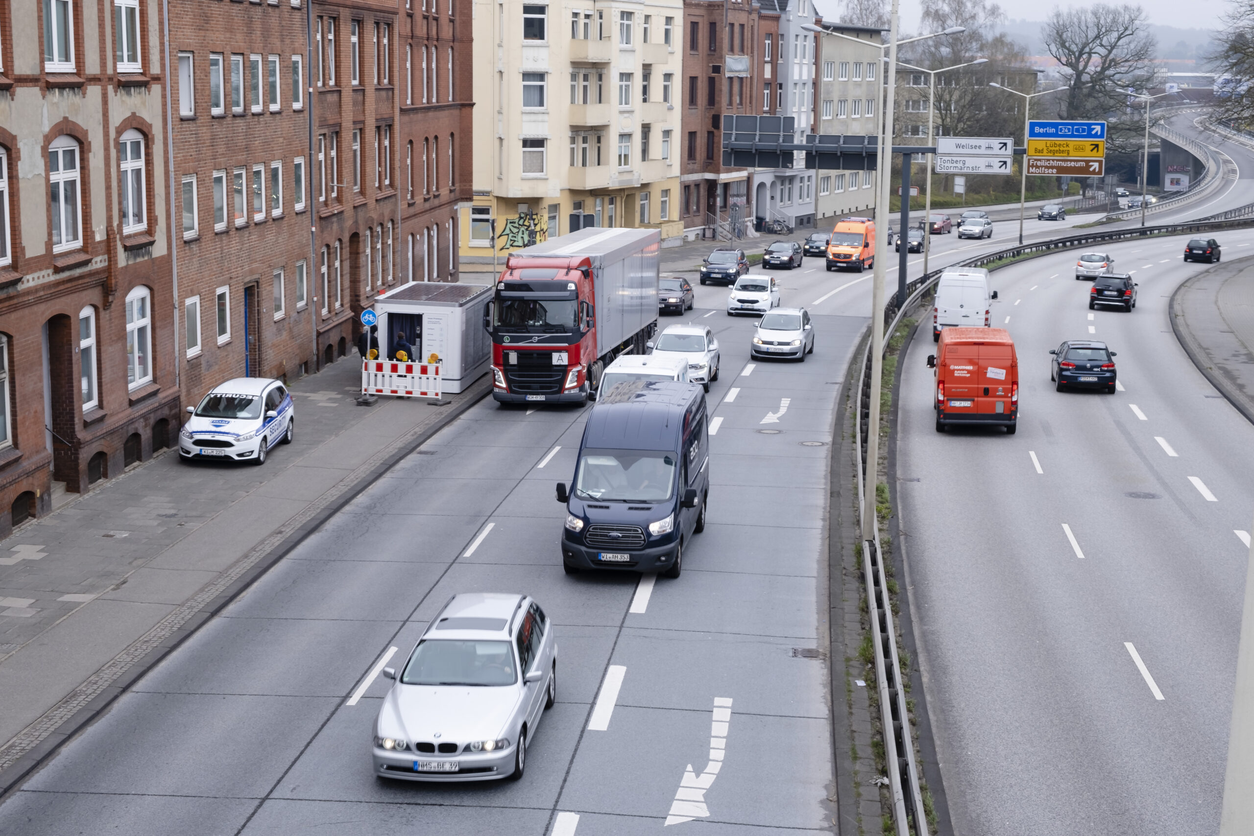 Autos fahren über den mehrspurigen Theodor-Heuss-Ring in Kiel. (Archivbild)