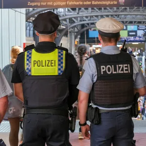 Landespolizisten, Bundespolizisten und Sicherheitskräfte der Deutschen Bahn und Hochbahn waren im Einsatz.