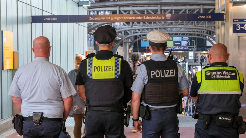 Landespolizisten, Bundespolizisten und Sicherheitskräfte der Deutschen Bahn und Hochbahn waren im Einsatz.