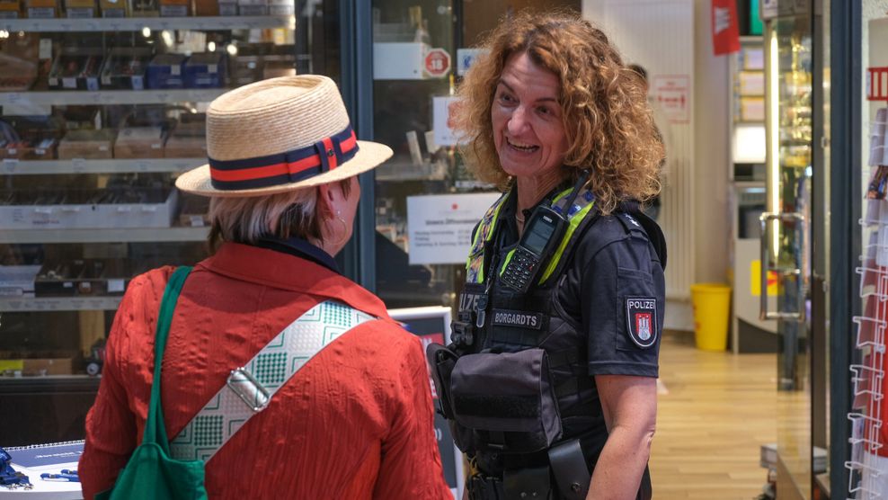 Eine Landespolizistin im Gespräch mit einer Reisenden. Die Reaktion der Bürger auf die Aktion soll sehr positiv gewesen sein.