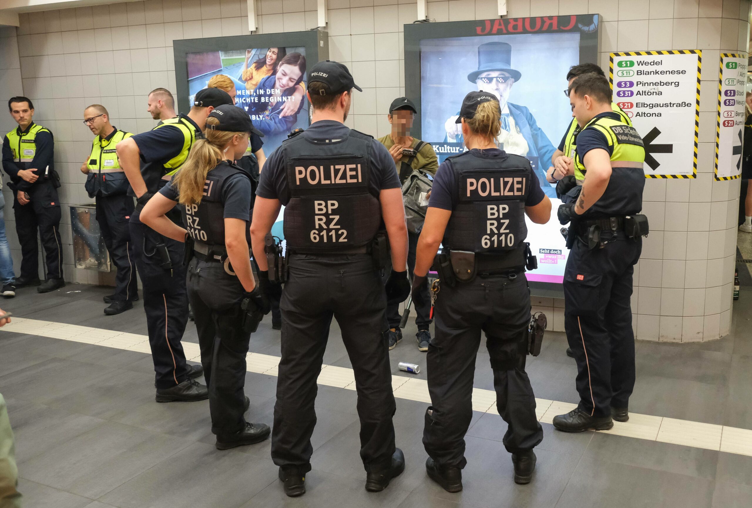 Bundespolizisten und Sicherheitskräfte der Deutschen Bahn kontrollieren einen Mann.