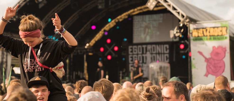 Das Wutzrock Festival heizt umsonst und draußen so richtig ein.