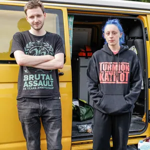 Die Wacken-Besucher Simon und Julia stehen vor ihrem VW-Bus.