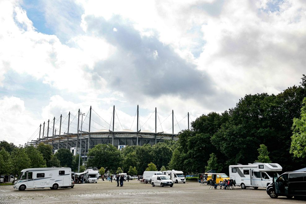 Rund zwei Dutzend Camper stehen am Mittwochvormittag noch auf dem Stadion-Parkplatz.