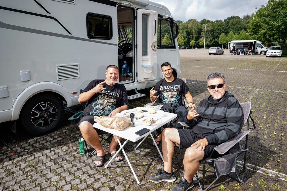Das österreichisch-brasilienische Trio Wolfang (links), Luiz (mitte) und Elio (rechts) vor ihrem Campervan