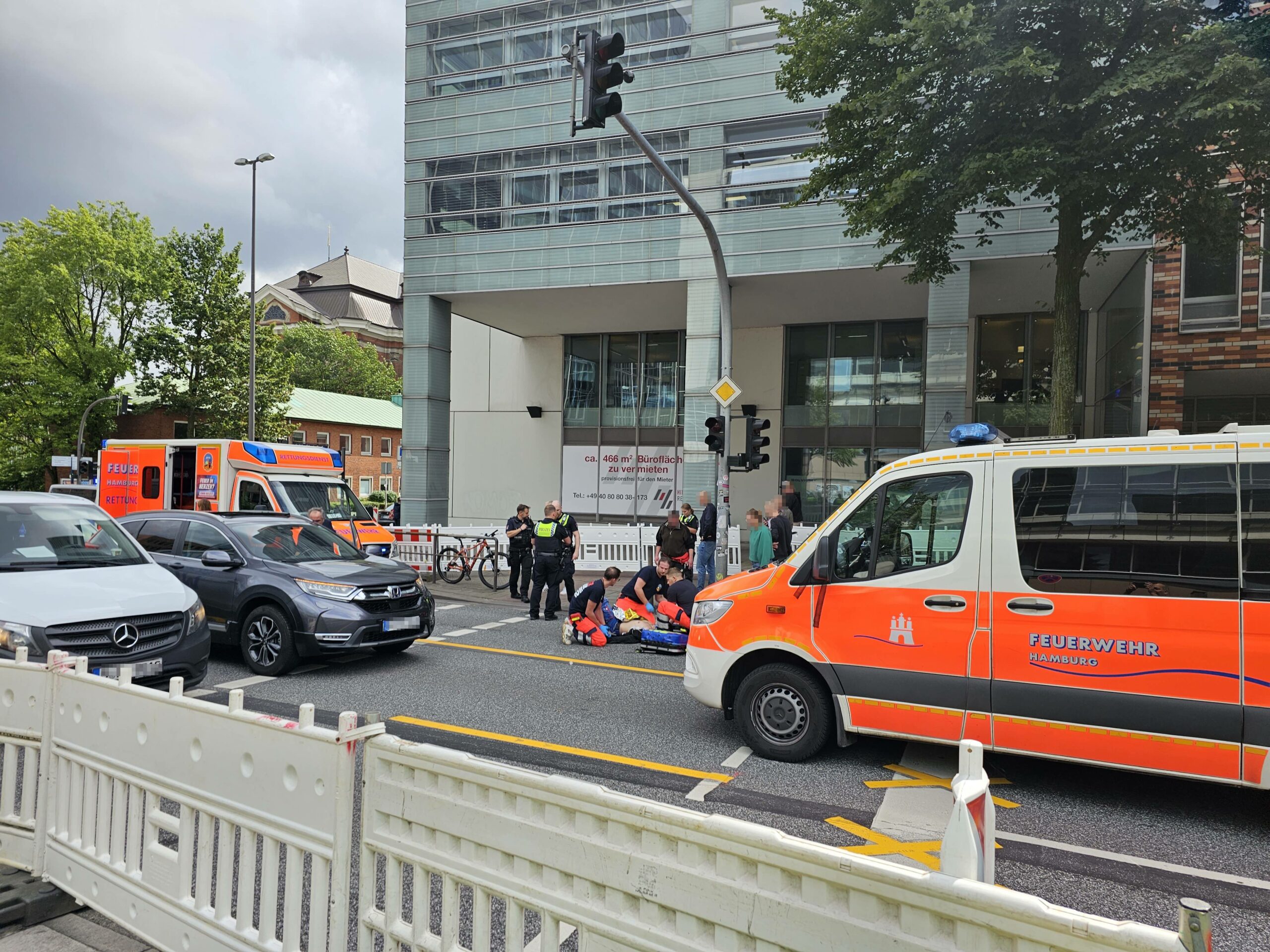 Polizei- und Rettungskräfte am Unfallort in der Hamburger Innenstadt.
