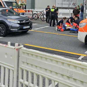 Polizei- und Rettungskräfte am Unfallort in der Hamburger Innenstadt.