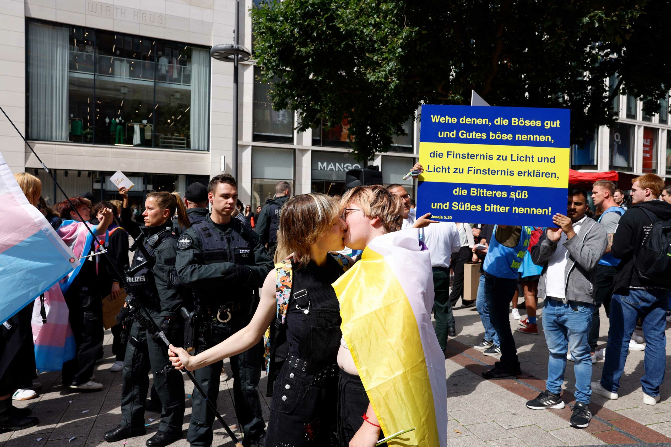 Gegenprotest zum CSD: An der Mönckebergstraße störten Protestierende mit Bibel-Schildern die Parade. Die Polizei griff ein.