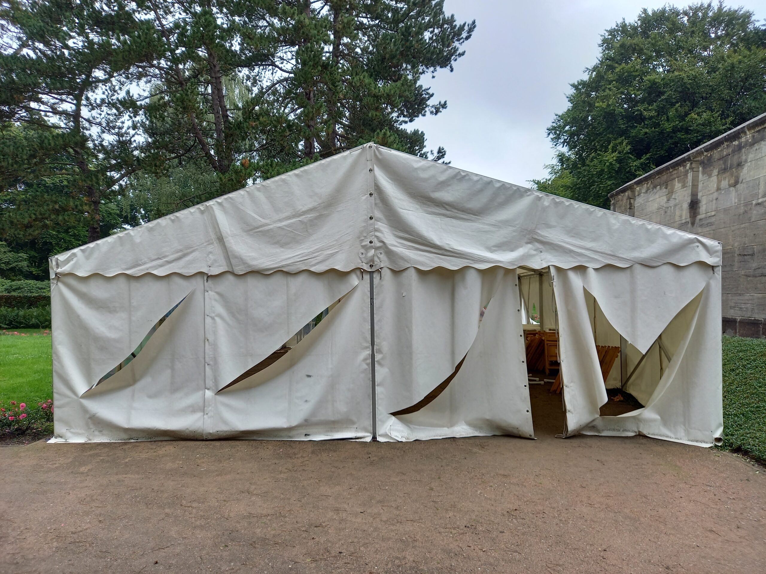 Das zerstörte Zelt des Ohlsdorfer Friedensfestes