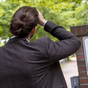 Der 32-Jährige „Thilo Schmidt” vor einem Schulgelände. Er hatte zunächst mehrere Lehraufträge inne und machte dann sein Referendariat. Mit der MOPO hat er über seine Erfahrungen gesprochen. Er möchte anonym bleiben.