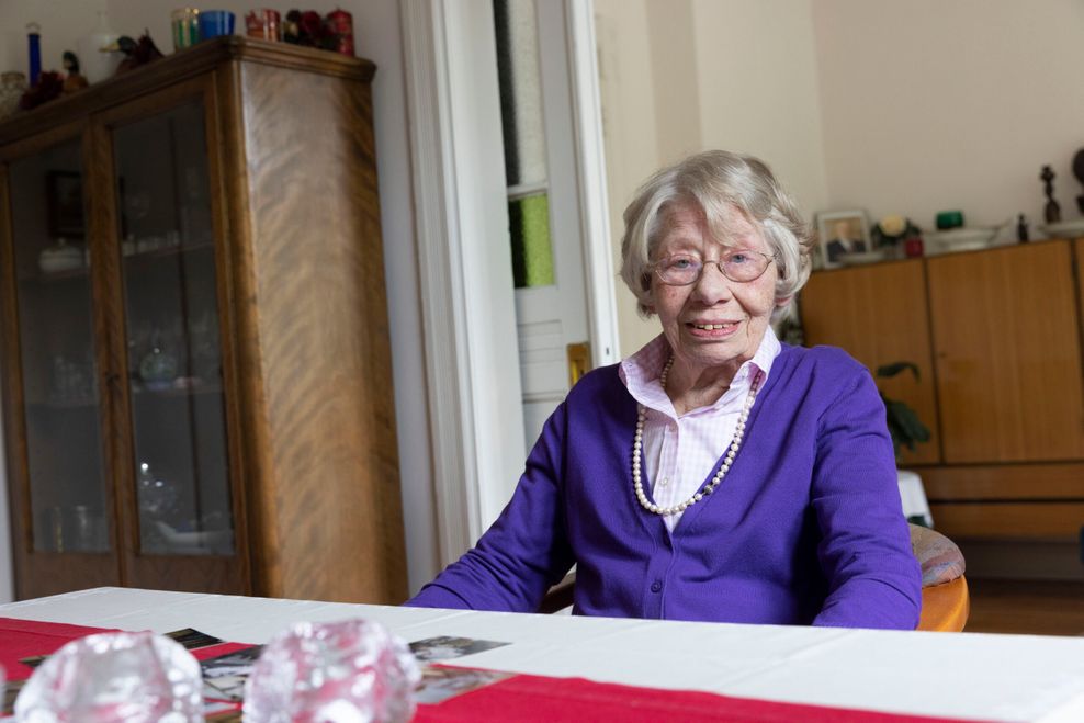 Elke Müller (84) sitzt in ihrer Wohnung