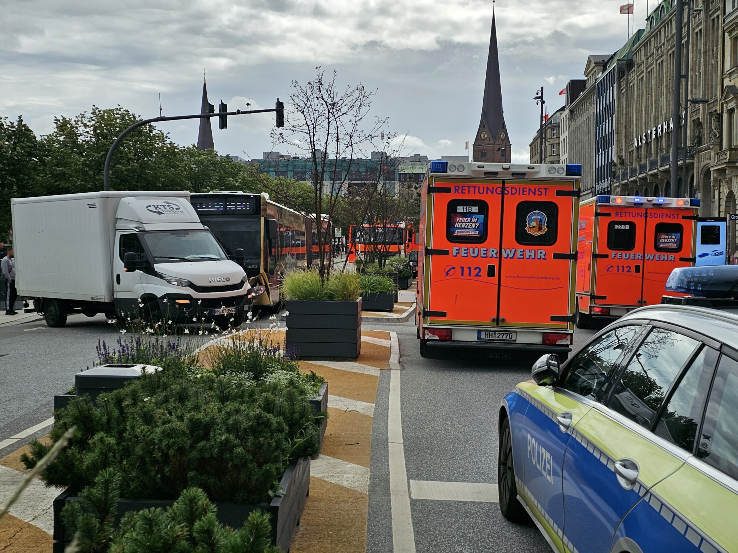 Bus kracht in Transporter – vier Verletzte am Jungfernstieg