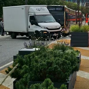 Bus kracht in Transporter – vier Verletzte am Jungfernstieg