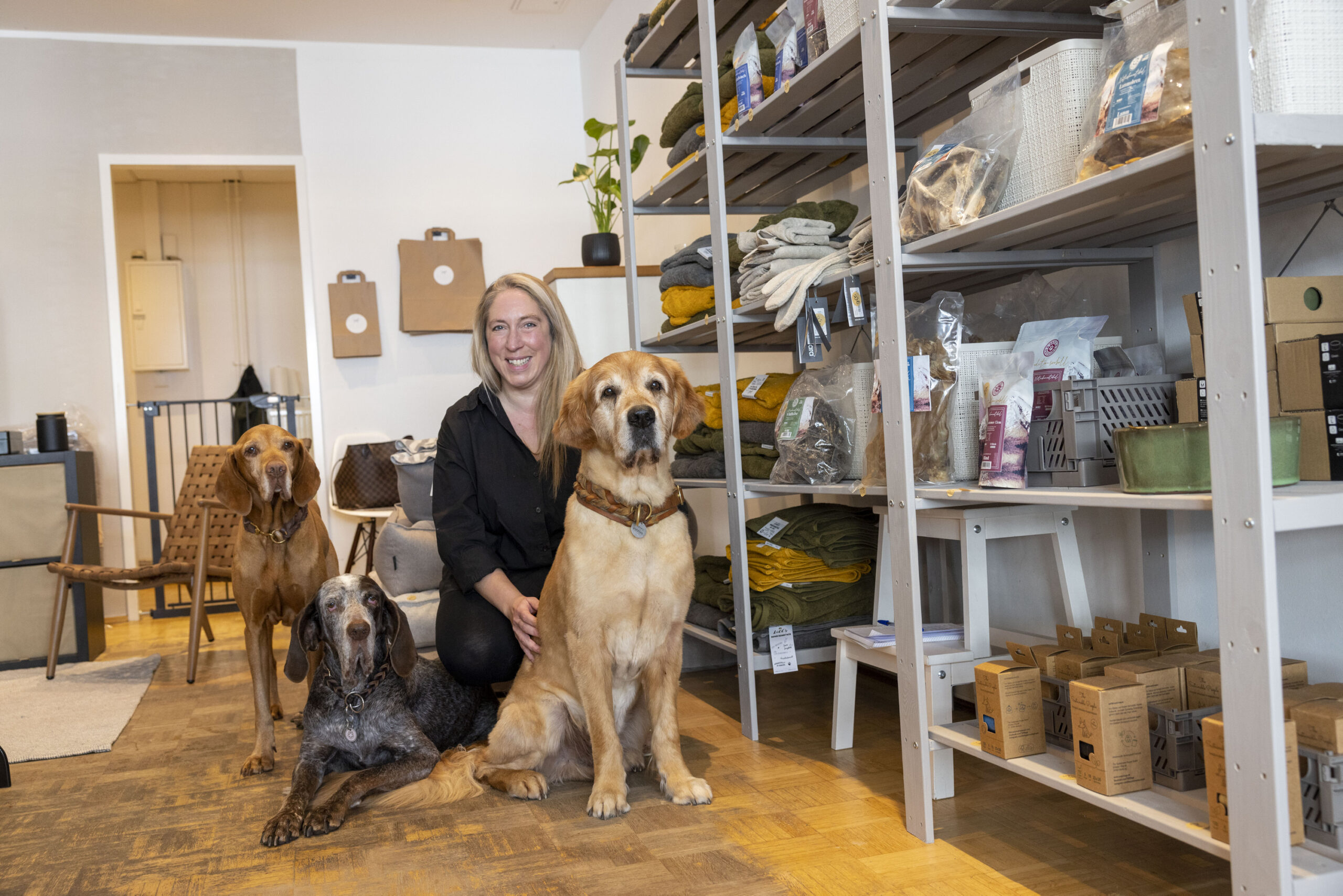 Franziska Palmberger – hier mit ihren Hunden Paulchen, Yuca und Bado – hat vor zwei Wochen eine exklusive Boutique für Hundezubehör eröffnet. Wer gibt 89 Euro für einen Napf aus?
