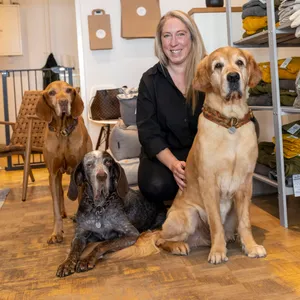Franziska Palmberger – hier mit ihren Hunden Paulchen, Yuca und Bado – hat vor zwei Wochen eine exklusive Boutique für Hundezubehör eröffnet. Wer gibt 89 Euro für einen Napf aus?