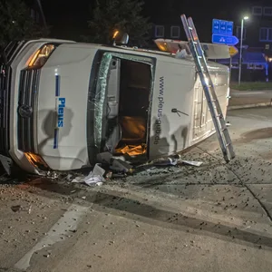 Der Transporter kippte auf die Seite, die Einsatzkräfte mussten die Insassen befreien.