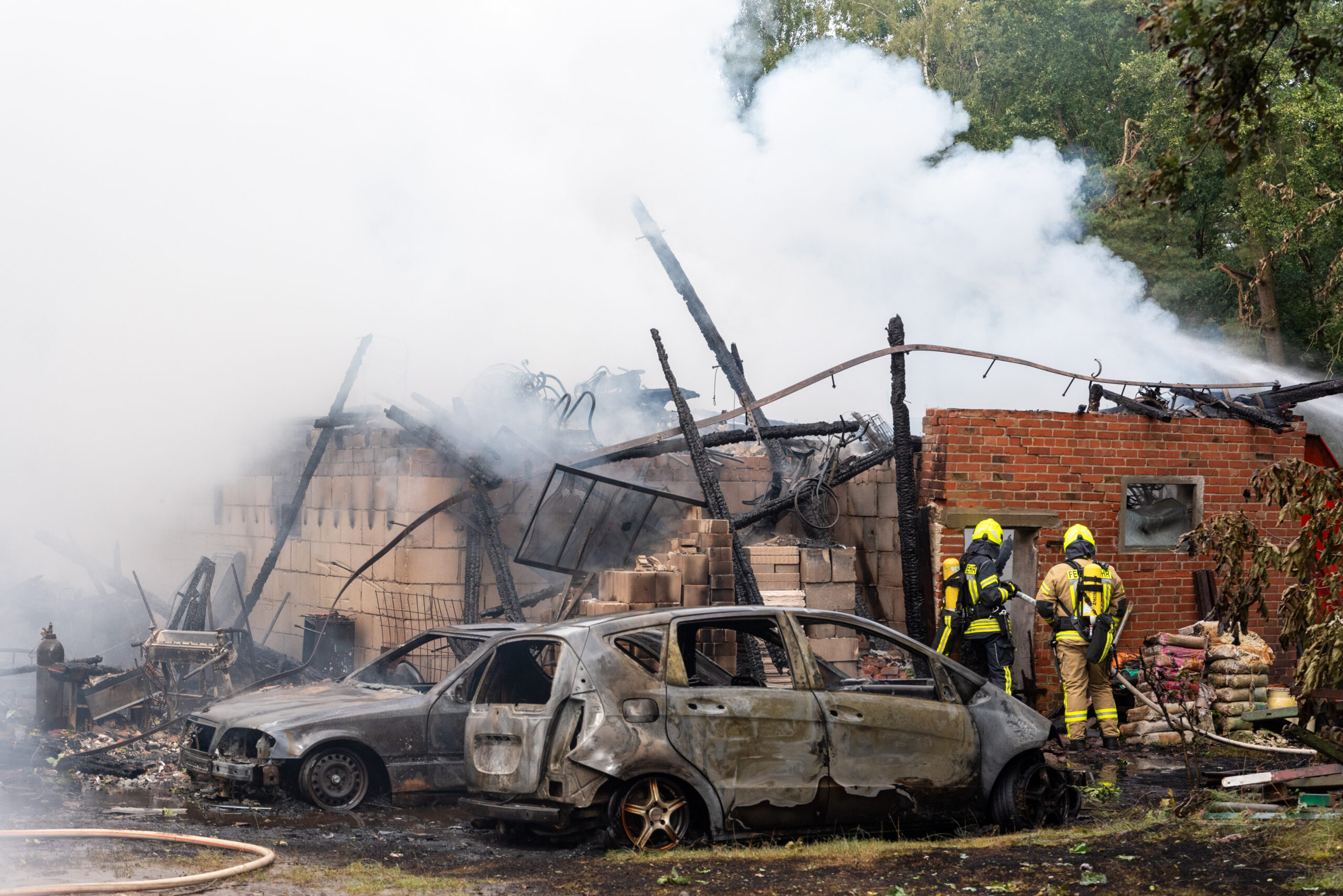 Das gesamte Haus, Autos und Gerätschaften wurden durch das Feuer in Mitleidenschaft gezogen.