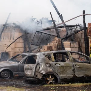 Das gesamte Haus, Autos und Gerätschaften wurden durch das Feuer in Mitleidenschaft gezogen.