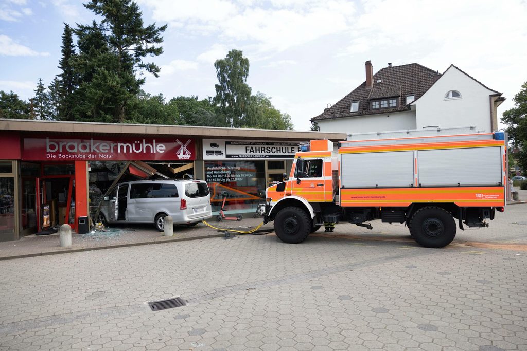 Die Feuerwehr zog den Mercedes aus dem Laden.