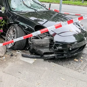 Unfall auf der Elbchaussee – 67-Jähriger schrottet Porsche