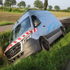 Der Sprinter wurde abgeschleppt. Der Fahrer hatte sich bei dem Unfall nur leicht verletzt.