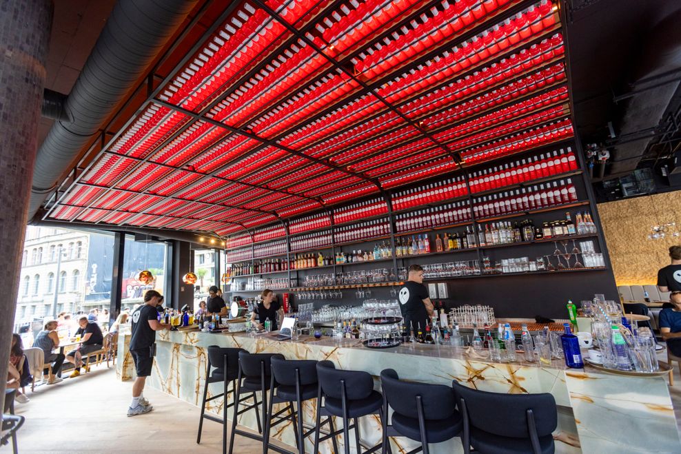 An der Decke über der Bar sind im „60 Seconds to Napoli“ 1400 beleuchtete Weinflaschen befestigt.