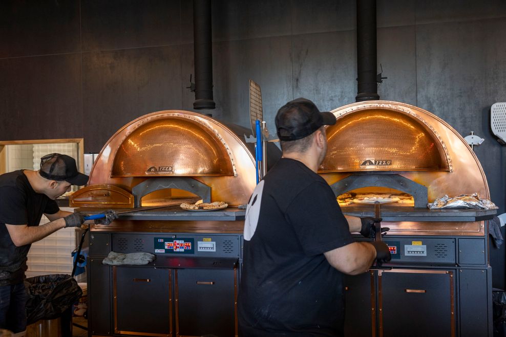 Echte Originale: Die Pizza-Öfen kommen aus Neapel. Auch die Bäcker sind Profis aus Italien.