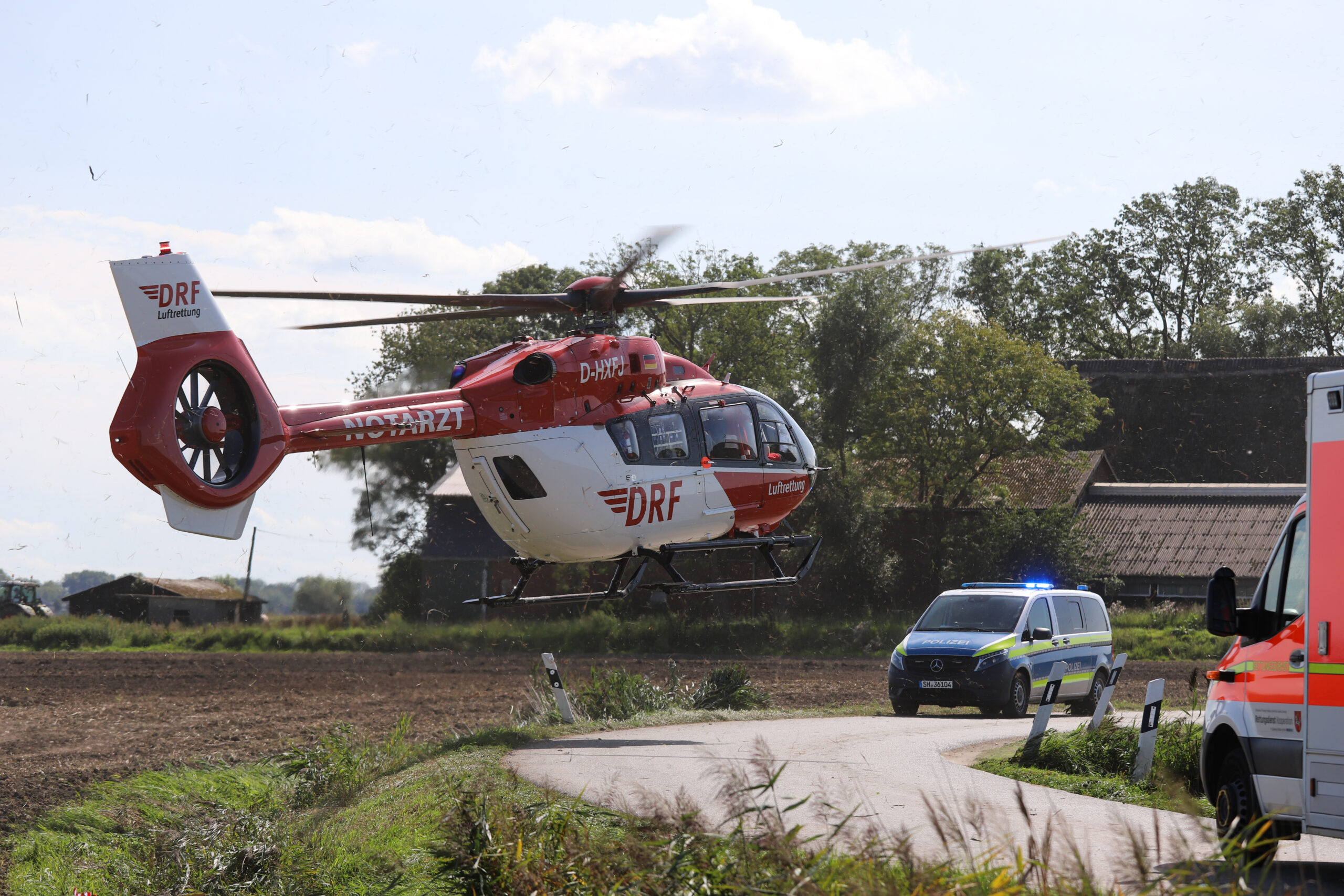 Beim Transport ins Krankenhaus mit dem Rettungshubschrauber starb der Motorradfahrer.