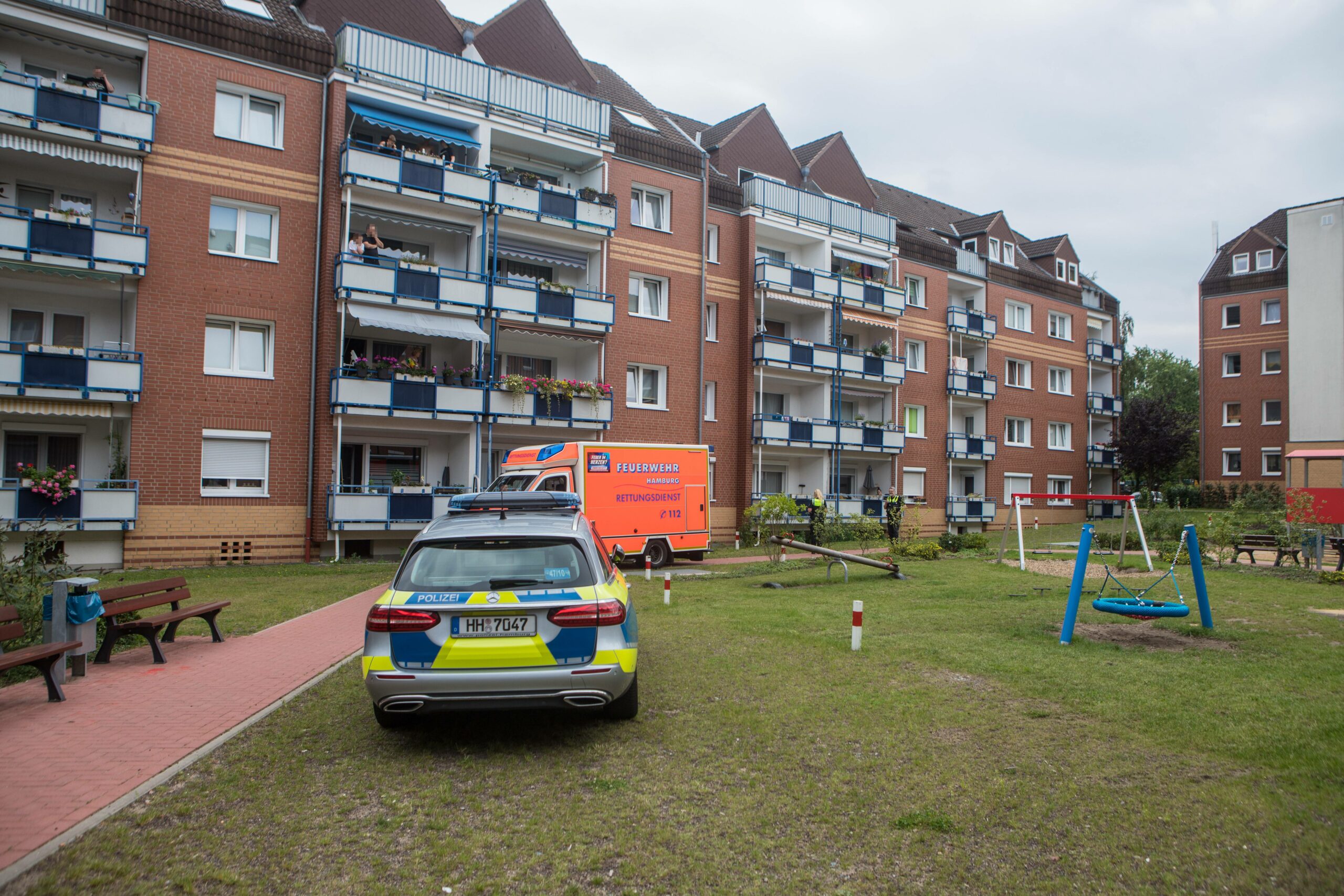 Ein Streifenwagen und ein Rettungswagen vor dem Wohnhaus in Hamburg.