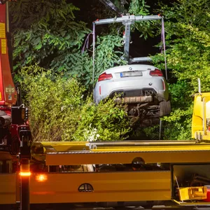 Der BMW wurde abgeschleppt, war von der Straße aus kaum noch zu sehen.