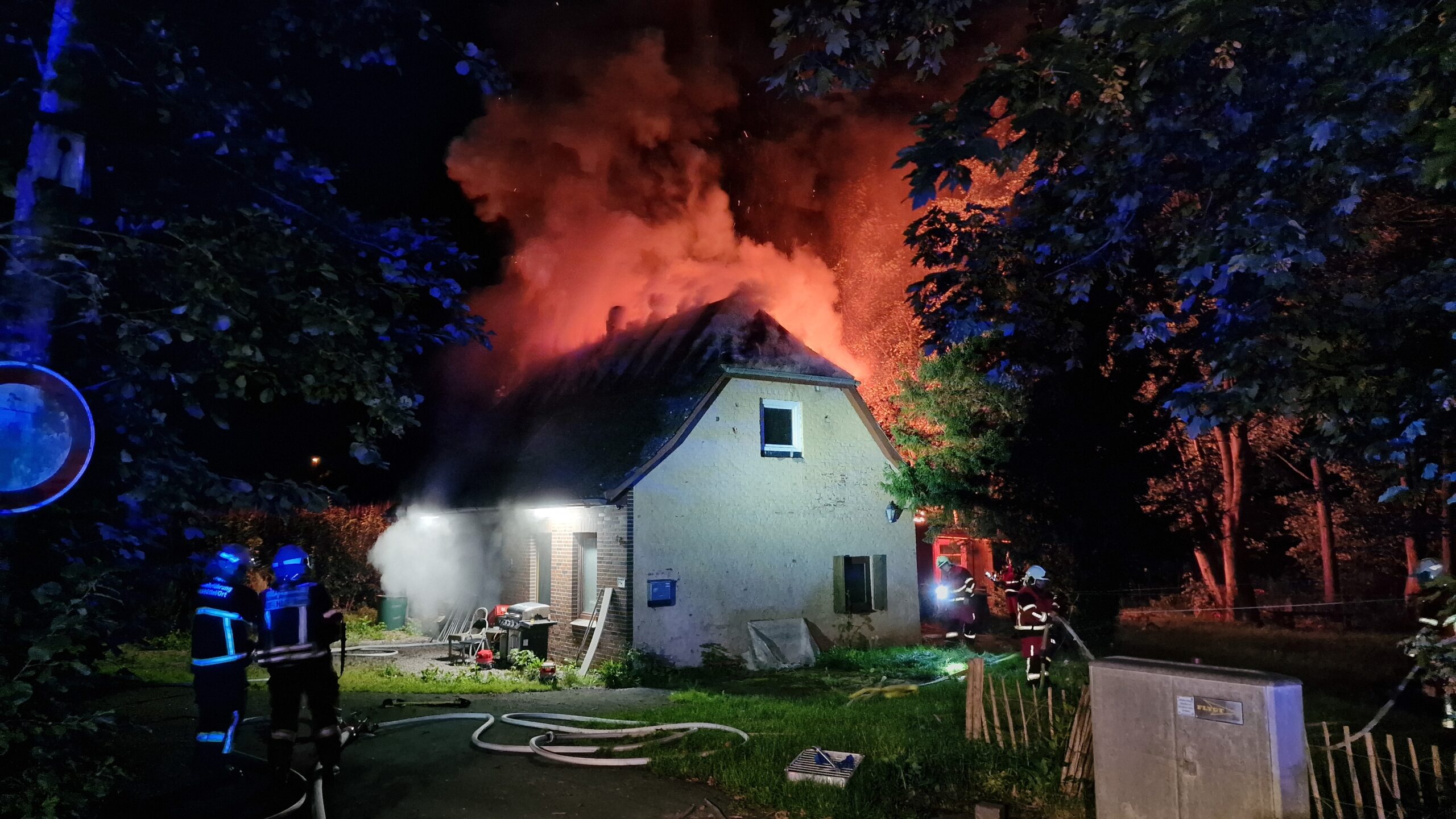 Das Gebäude brannte lichterloh – deshalb konnten die Feuerwehrleute nicht in das Innere des Einfamilienhauses und mussten von außen löschen.