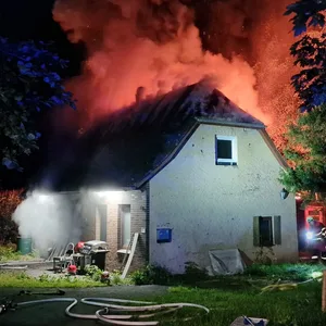 Das Gebäude brannte lichterloh – deshalb konnten die Feuerwehrleute nicht in das Innere des Einfamilienhauses und mussten von außen löschen.
