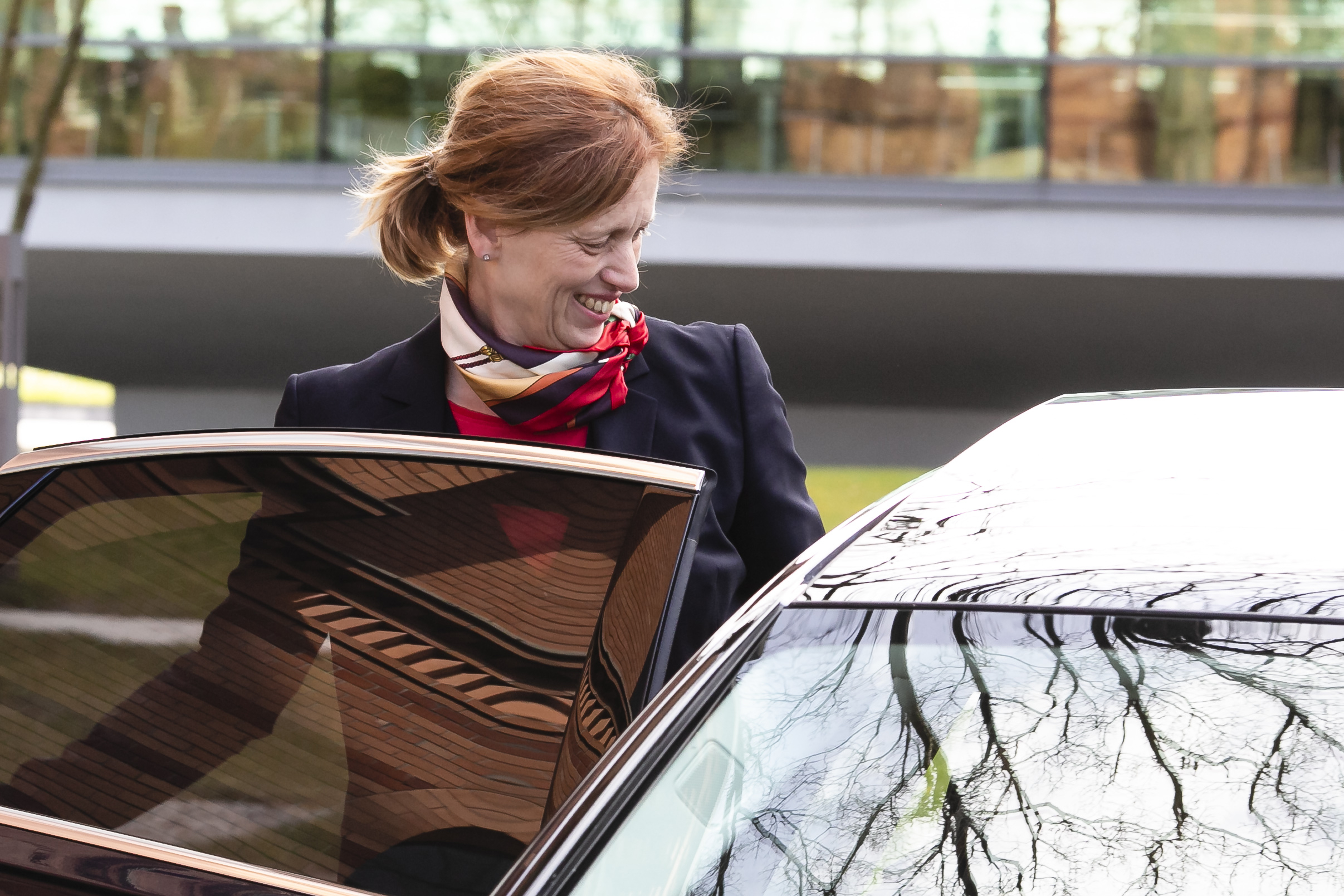 Karin Prien (CDU), Ministerin für Bildung, Wissenschaft und Kultur, steigt in ihren Dienstwagen.