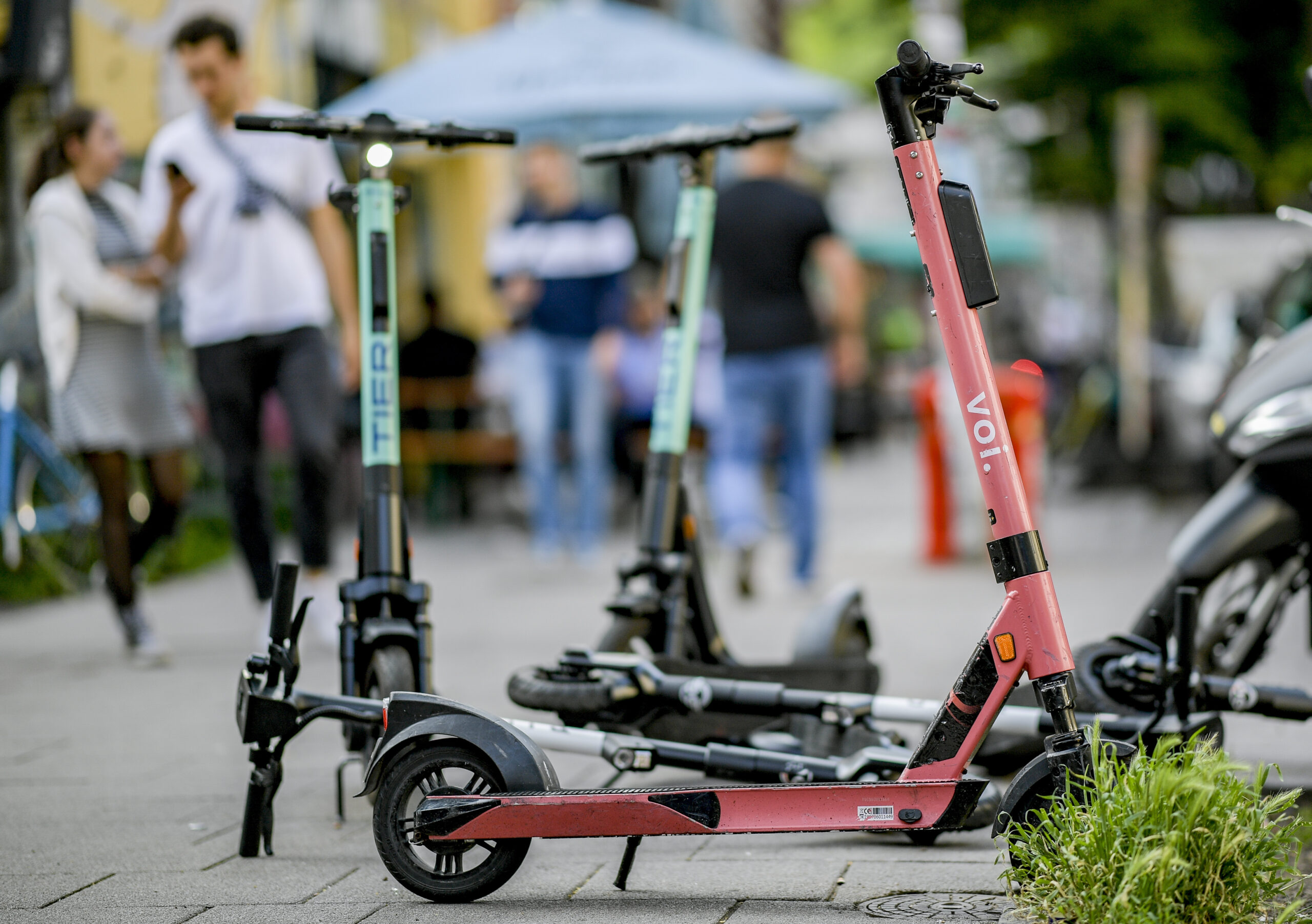 E-Scooter stehen am Straßenrand in Hamburg (Symbolbild).