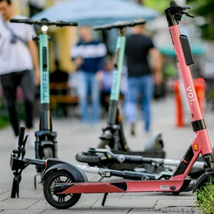 E-Scooter stehen am Straßenrand in Hamburg (Symbolbild).